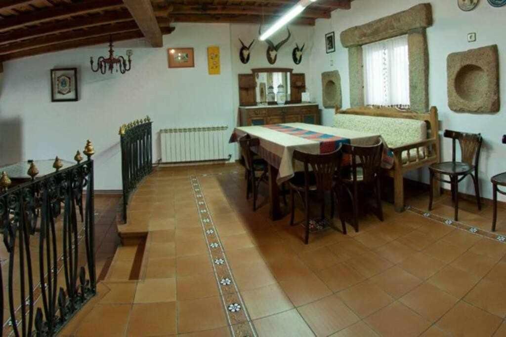 Casa Rural Lucia Es Una Casa Rural Amplia Con Pat Cabezas Bajas Bagian luar foto