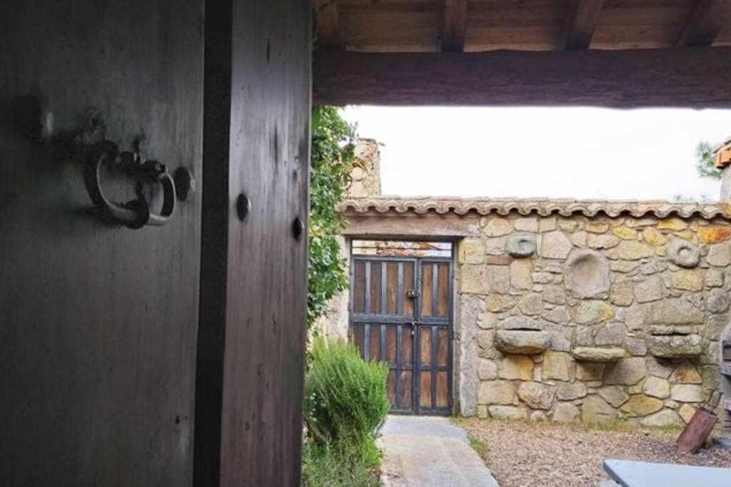 Casa Rural Lucia Es Una Casa Rural Amplia Con Pat Cabezas Bajas Bagian luar foto