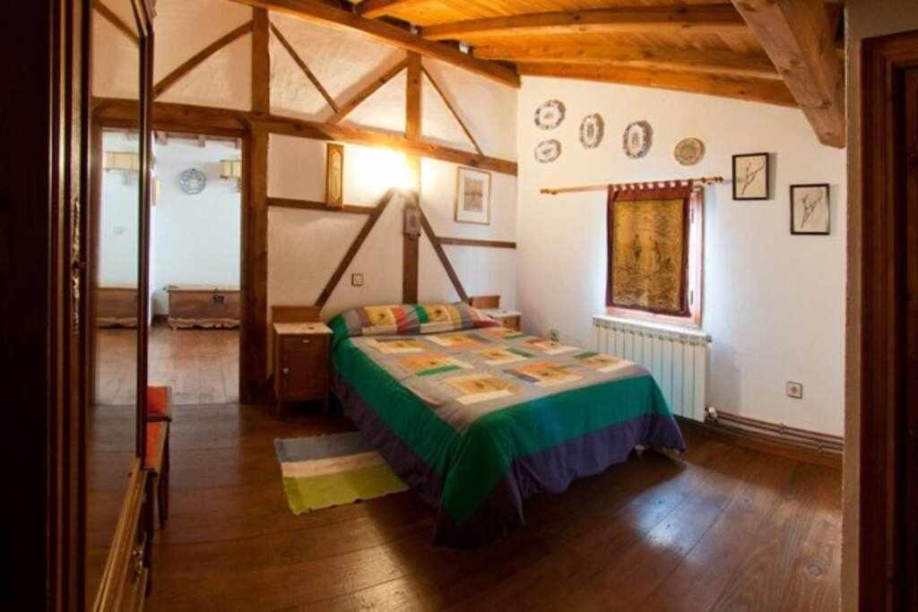 Casa Rural Lucia Es Una Casa Rural Amplia Con Pat Cabezas Bajas Bagian luar foto